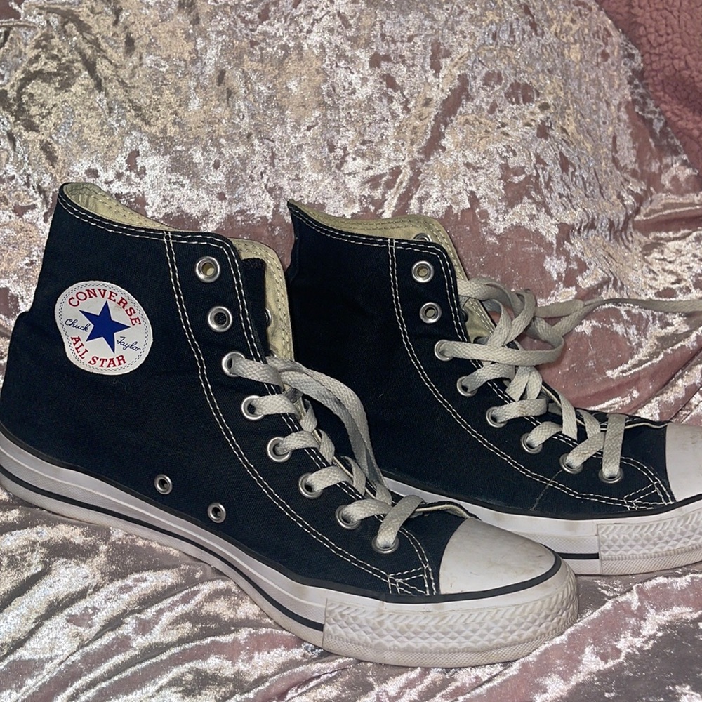 Black Hightop Converse// US WOMEN 10// US MEN 8// worn but in good condition